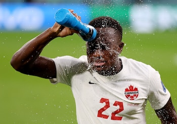 Richie Laryea se tira agua