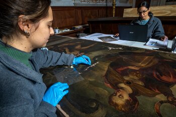 Las restauradoras Annalisa Tosatto y Alice Chiodelli trabajan en una obra de arte 1592 en el Palacio Ducal de Venecia, el miércoles 7 de diciembre de 2022. (AP Foto/Domenico Stinellis)