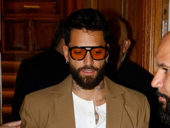 Maluma sale de un restaurante tras cenar con su equipo al terminar el concierto con Shakira, a 11 de octubre de 2026, en Madrid (España)