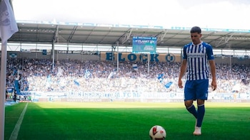 Felipe Chávez acercándose al saque de esquina para efectuar un centro. - Crédito: FC Magdeburg