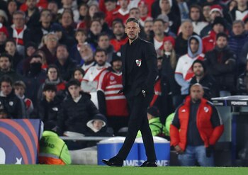 Martin Demichelis da indicaciones en el partido de Copa Libertadores entre River y LIbertad (REUTERS/Agustin Marcarian)