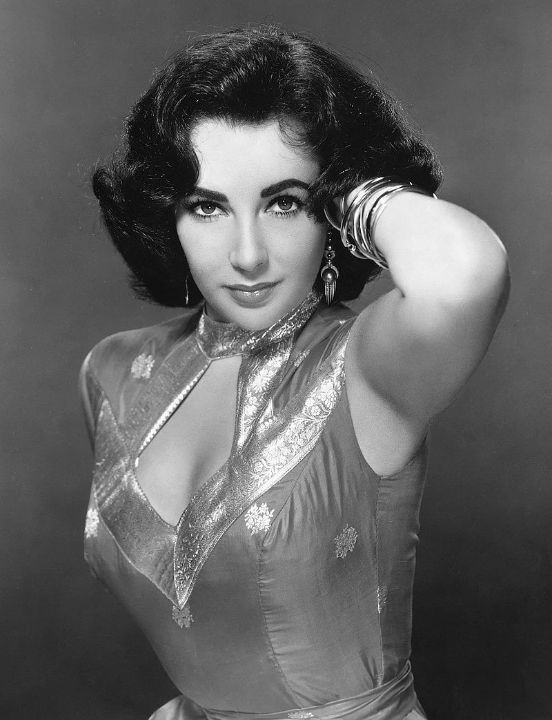 En una de las contadas veces que Maggie habló en la serie, fue Elizabeth Taylor quien le prestó la voz para decir la palabra