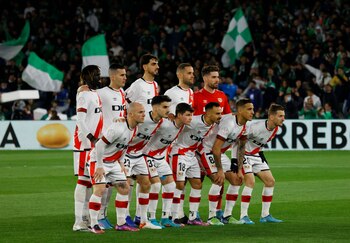 Soccer Football - Copa del Rey - Semi Final Second Leg - Real Betis v Rayo Vallecano - Estadio Benito Villamarin, Seville, Spain - March 3, 2022 Rayo Vallecano players pose for a team group photo before the match REUTERS/Marcelo Del Pozo
