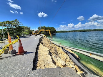 La Municipalidad de las Flores mantuvo habilitado el paso peatonal en el puente y pidió extremar precauciones al cruzar el área afectada. (Cortesía: Municipalidad de Flores, Petén)