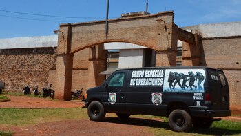 Una camioneta de la Policía de Paraguay frente al penal de Pedro Juan Caballero tras la fuga el 19 de enero de 2020 (AP Photo/Marciano Candia)
