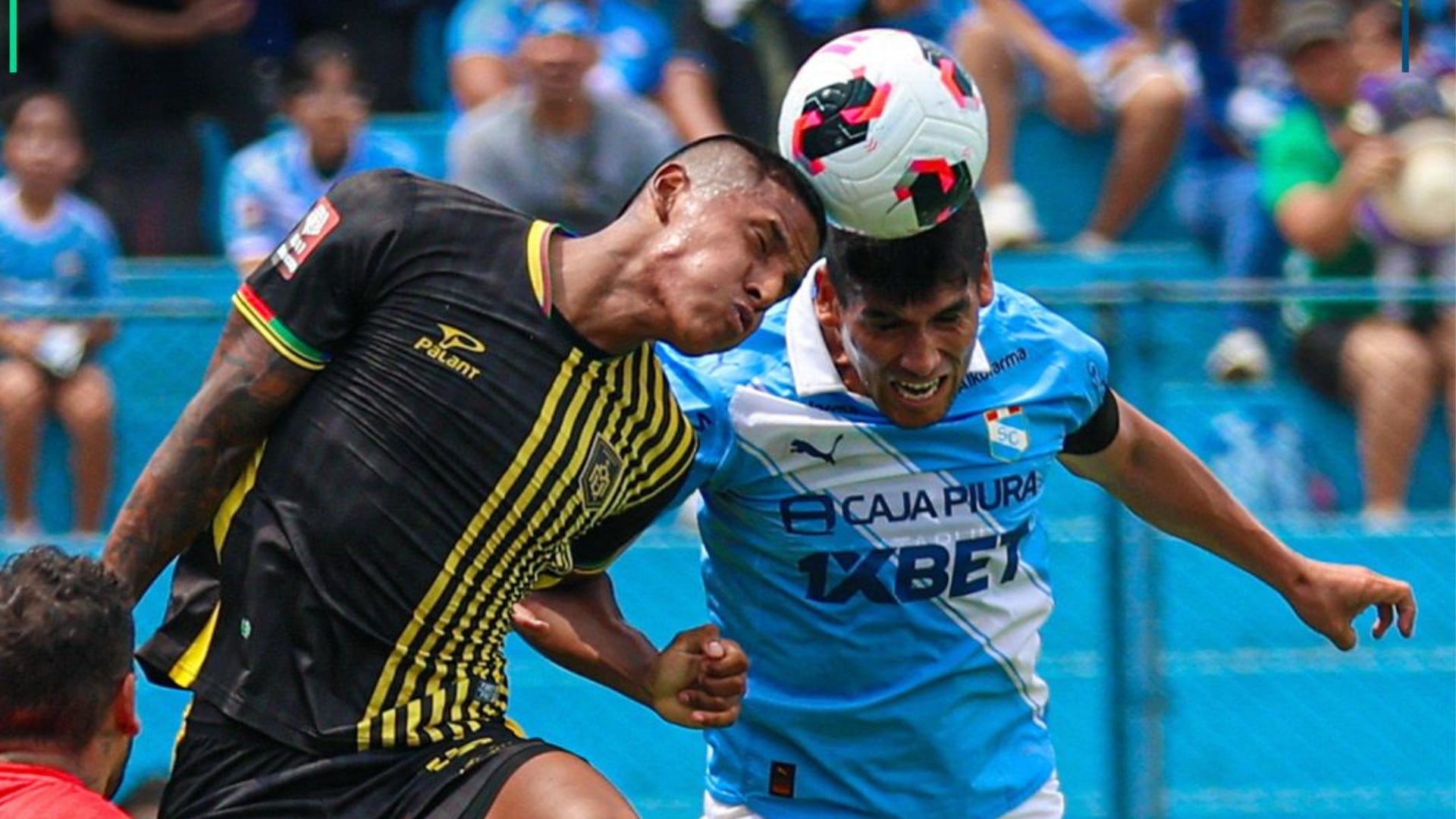 Dos jugadores de Sporting Cristal y CD Moquegua disputan un balón aéreo con intensidad durante la fecha 9 del Torneo Apertura de la Liga 1. (Movistar Deportes)