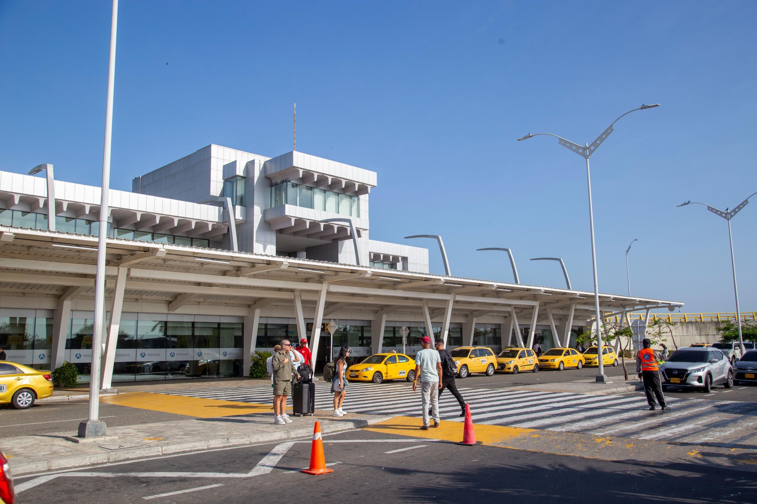 La tripulación declaró emergencia preventiva y retornó al aeropuerto Ernesto Cortissoz, priorizando la seguridad de los 144 pasajeros y del personal a bordo - crédito @luchovoltios / X