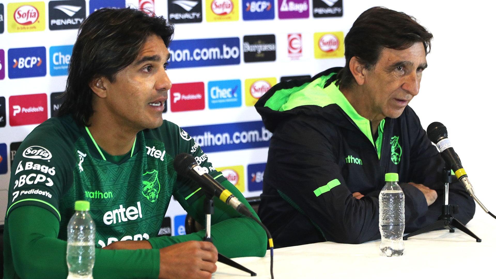 El delantero de Bolivia, junto al técnico Gustavo Costas, durante una conferencia de prensa en La Paz (EFE/ Luis Gandarillas)