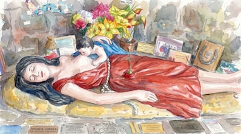 Ilustración en acuarela de una mujer recostada en vestido rojo, amamantando a un bebé. Flores, placas y ofrendas la rodean sobre un fondo de piedra.