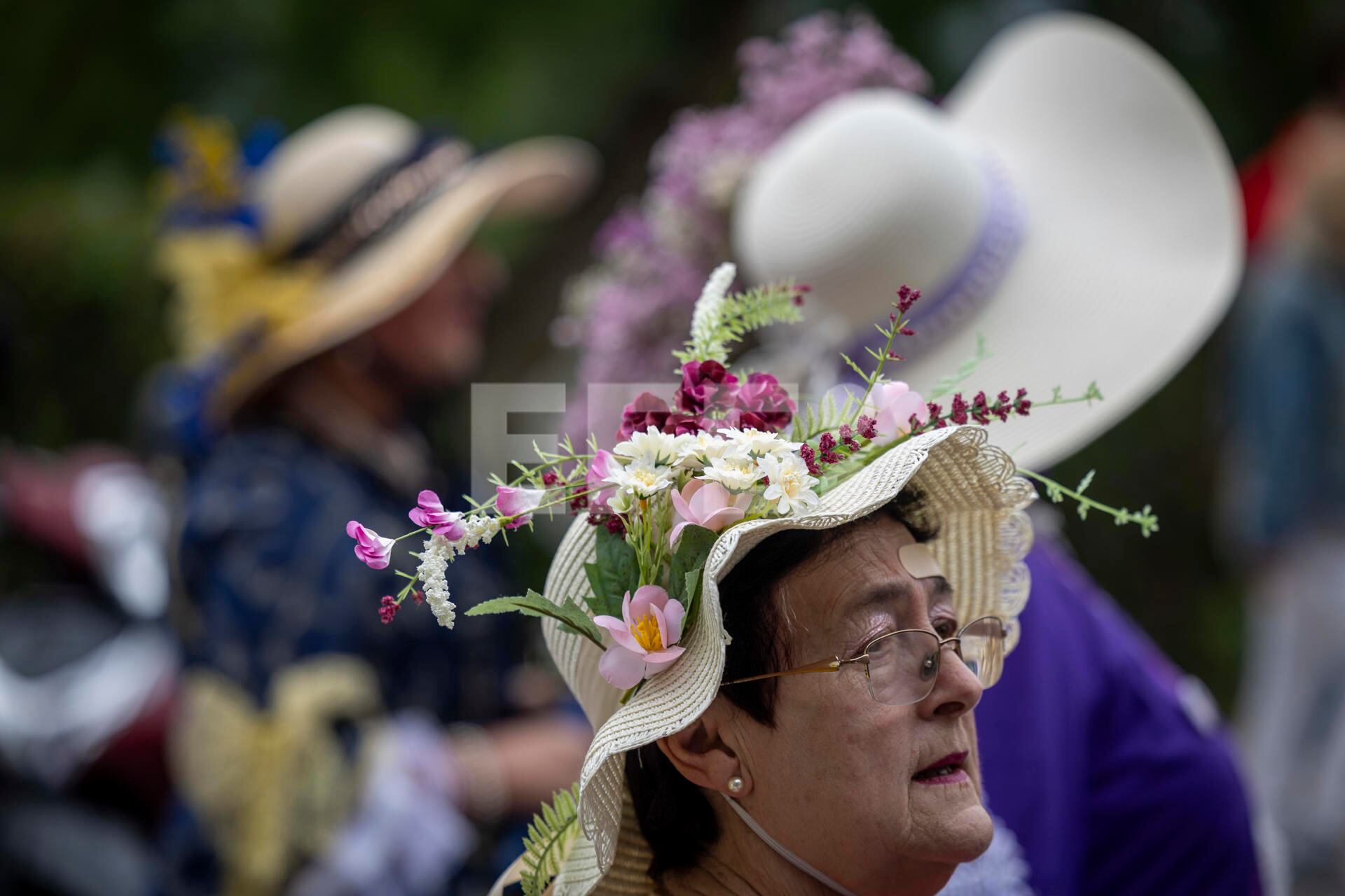 Una mujer con un sombrero de flores este domingo en la tercera edición de su