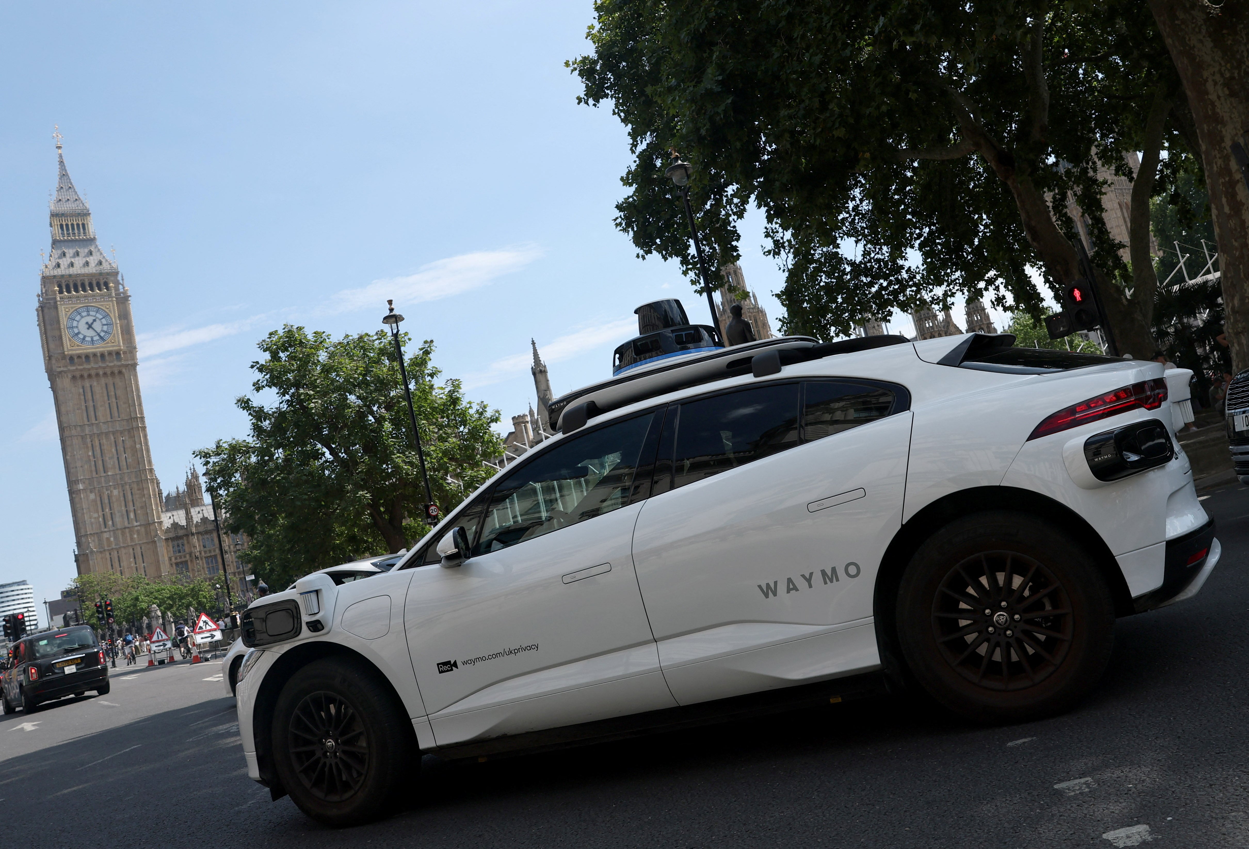 Una característica clave de los vehículos autónomos de Waymo es que operan con el Waymo Driver, un sistema de conducción completamente autónomo de Nivel 4.
REUTERS/Toby Melville