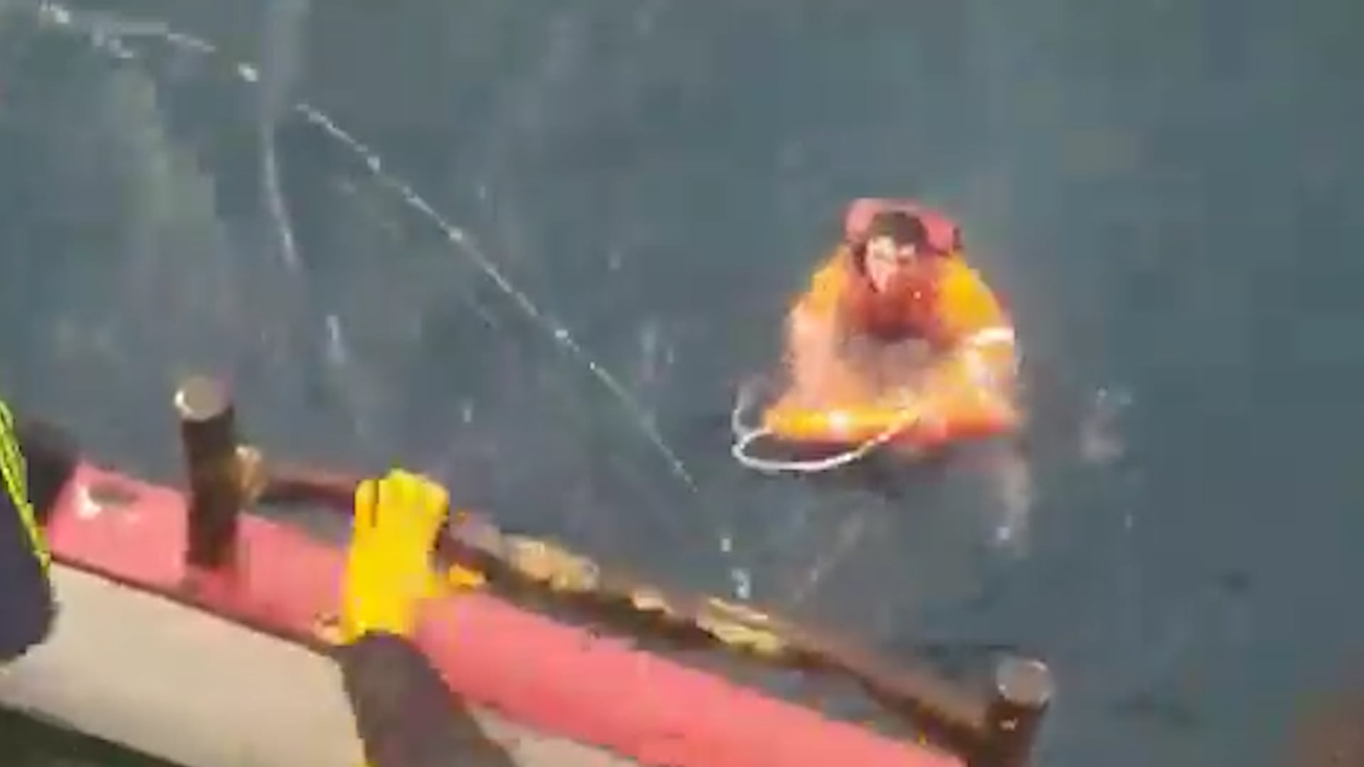 Un marinero de 45 años cayó al agua y fue rescatado tras estar diez minutos a la deriva