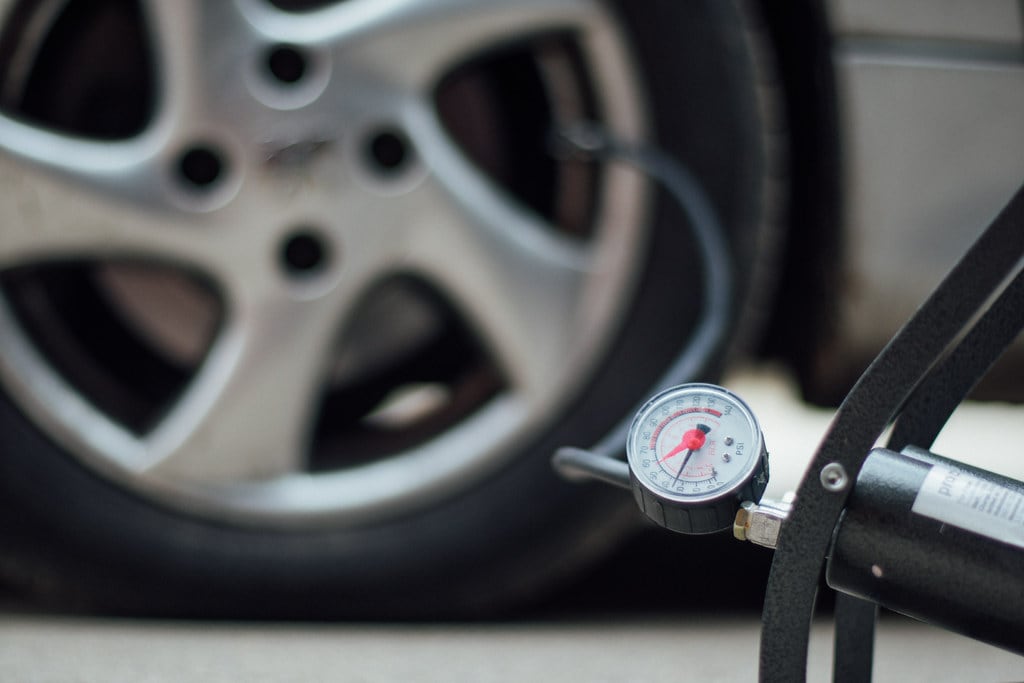 La presión de inflado de los 5 neumáticos debe ser la indicada por el fabricante, tanto sea con una carga normal o con el auto completo de pasajeros y equipaje. (Flickr)