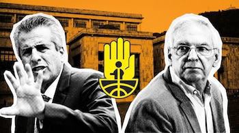 Ilustración de dos hombres en blanco y negro con textura risográfica y bordes rasgados, frente a un edificio institucional en tonos naranja y negro, con un logo amarillo central.