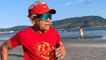 “Nunca es tarde para empezar”: el hombre que corre desde los 50 años, acumula más de 200 carreras y entrena como un atleta de élite