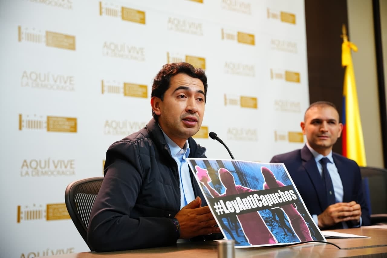 Congresistas en la Cámara de Representantes impulsan proyecto de ley para sancionar el uso de capuchas en actos vandálicos - crédito Cámara de Representantes