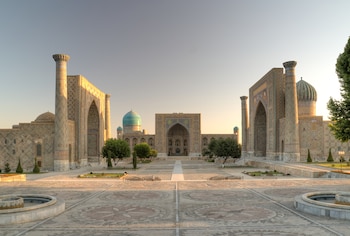 La plaza de Registán, en Samarcanda. (Ekrem Canli/Wikipedia)