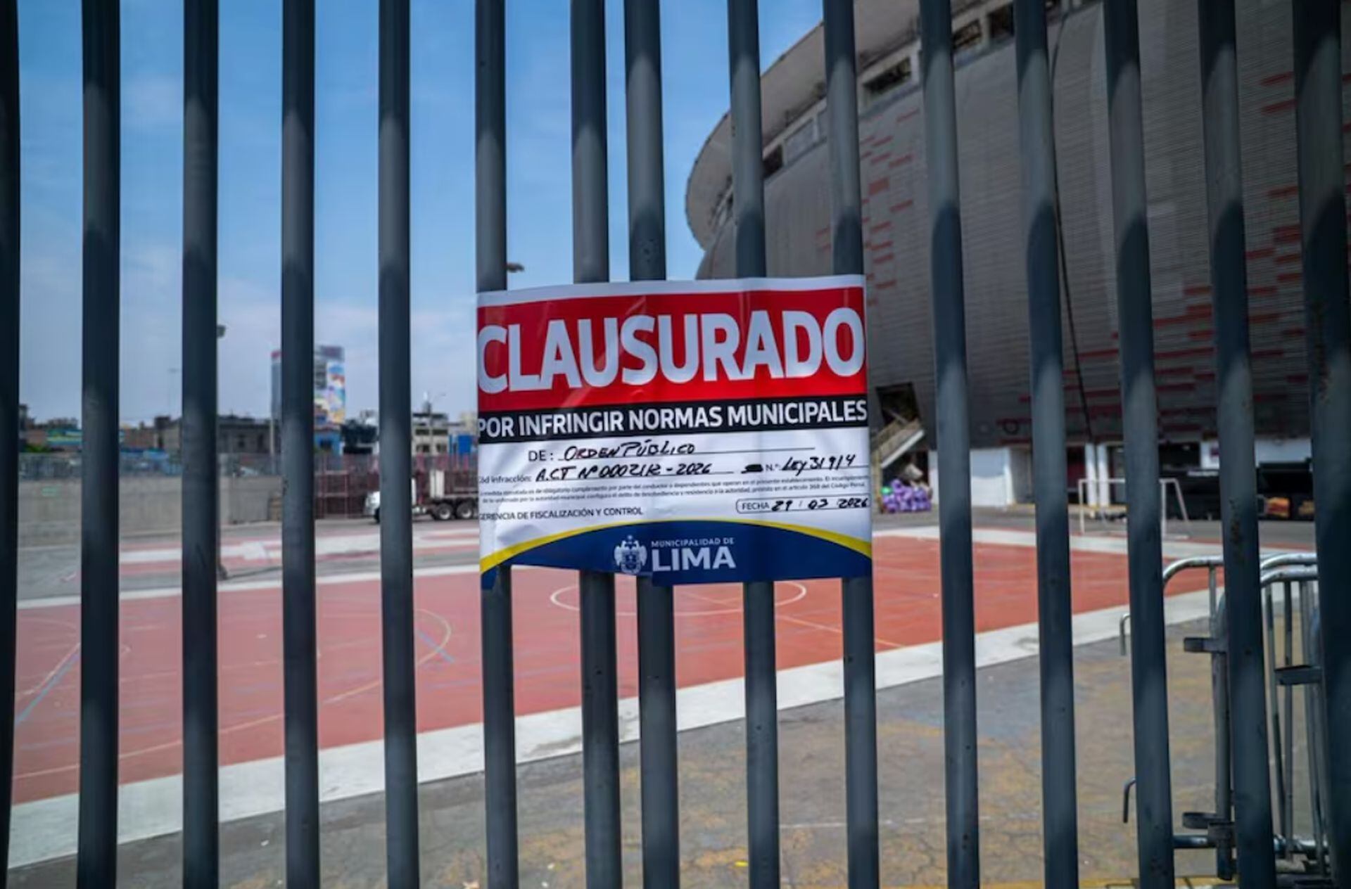 La clausura del Estadio Nacional abrió un frente legal que apunta a responsabilidades contractuales, donde el IPD sostiene que la empresa organizadora deberá asumir la multa tras incumplir normas. (GEC)