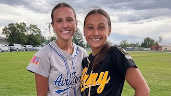 Un torneo de sóftbol en Montana reúne a dos hermanas biológicas que desconocían su parentesco: “Por fin pude ponerle una cara, conocerla y pasar tiempo con ella”
