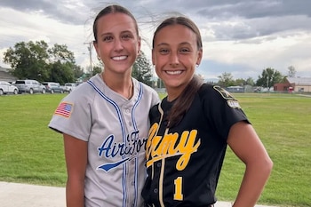 Kyann Dean (izquierda) y Samantha Rensvold (derecha) (Crédito: Foto de la familia Rensvold)