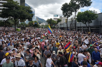 Manifestantes se reúnen para protestar por los resultados electorales (Reuters)