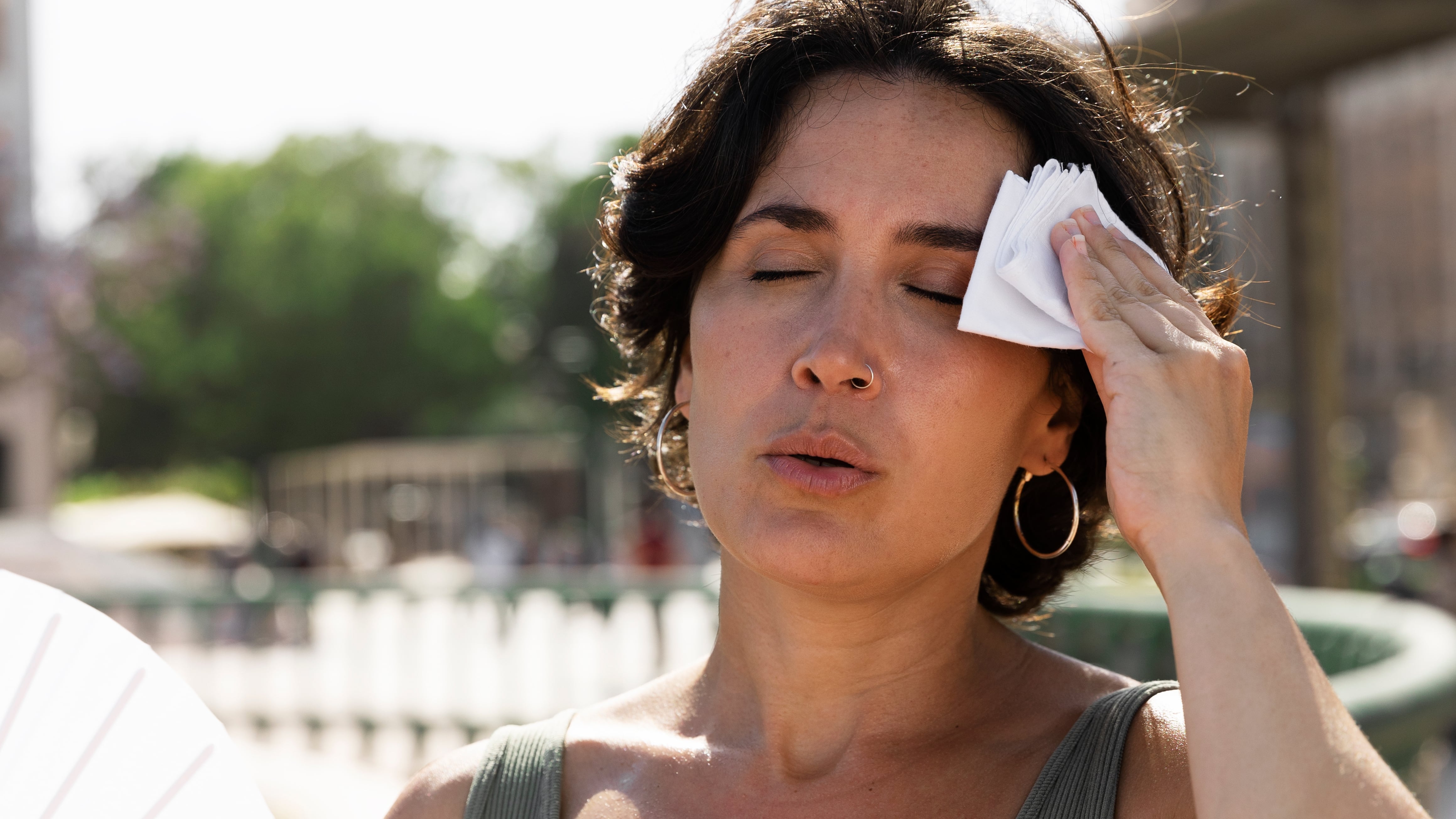 El golpe de calor puede causar daño cerebral irreversible en minutos si no se actúa con rapidez ante los primeros síntomas (Freepik)