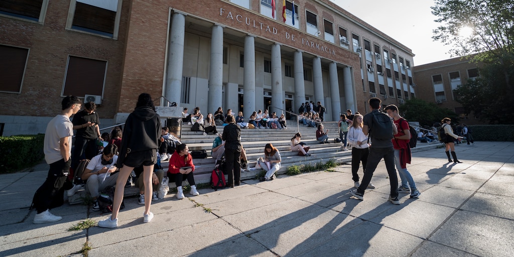 Un centenar de denuncias en 24 h: el ‘Buzón de los becarios’ despierta al Gobierno Un centenar de denuncias en 24 h: el ‘Buzón de los becarios’ despierta al Gobierno
