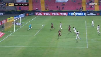 Espectacular atajada de Miguel Ángel Vargas con brillante reflejo en Universitario vs Tolima por la Copa Libertadores 2026