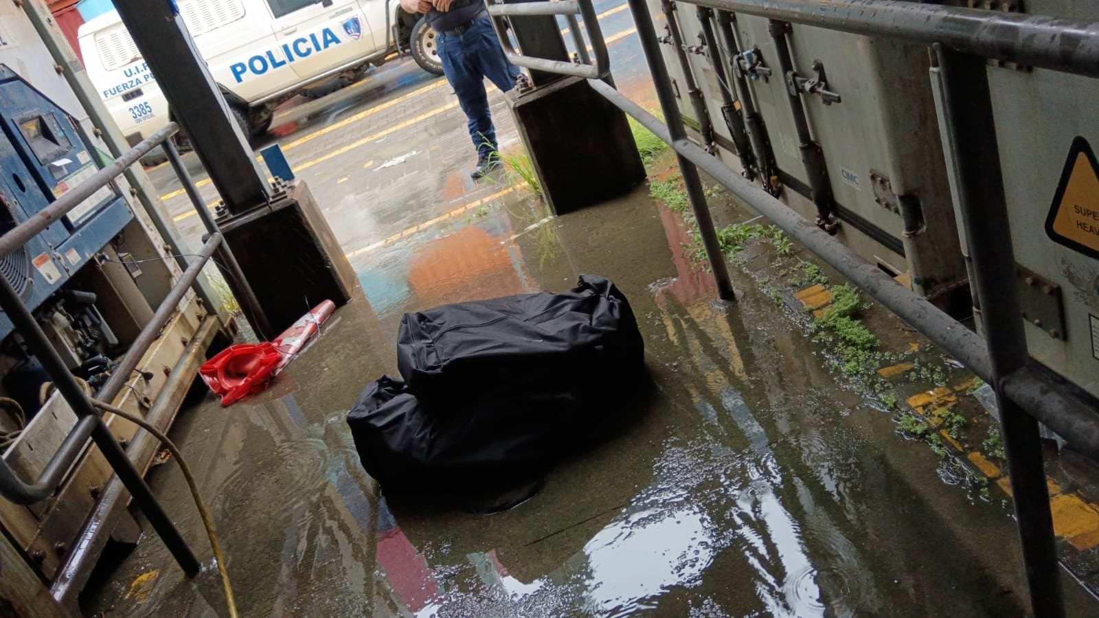 La Policía de Control de Drogas decomisó este lunes 40 paquetes de cocaína en uno de los pasillos internos de la Terminal de Contenedores de Moín, en Limón, según informó el Ministerio de Seguridad Pública. Foto cortesía.