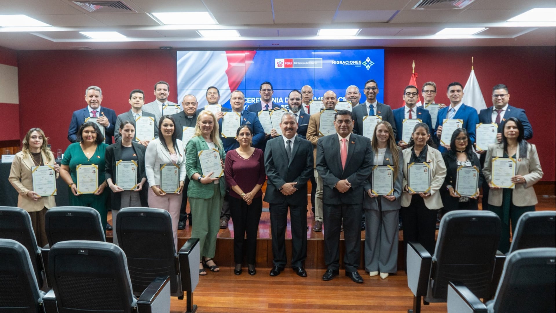El superintendente nacional de Migraciones encabeza la ceremonia de entrega de títulos de nacionalidad peruana a ciudadanos extranjeros en la sede de Jesús María. (Migraciones)