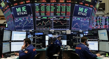 Operadores trabajan intensamente frente a