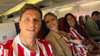 Eva Bargiela, Gianluca Simeone y Carolina Baldini mostraron su viaje a Sevilla para apoyar al Cholo en la Copa del Rey
