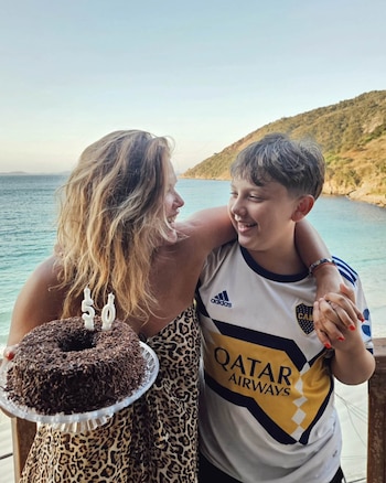 Nazarena Vélez con su hijo