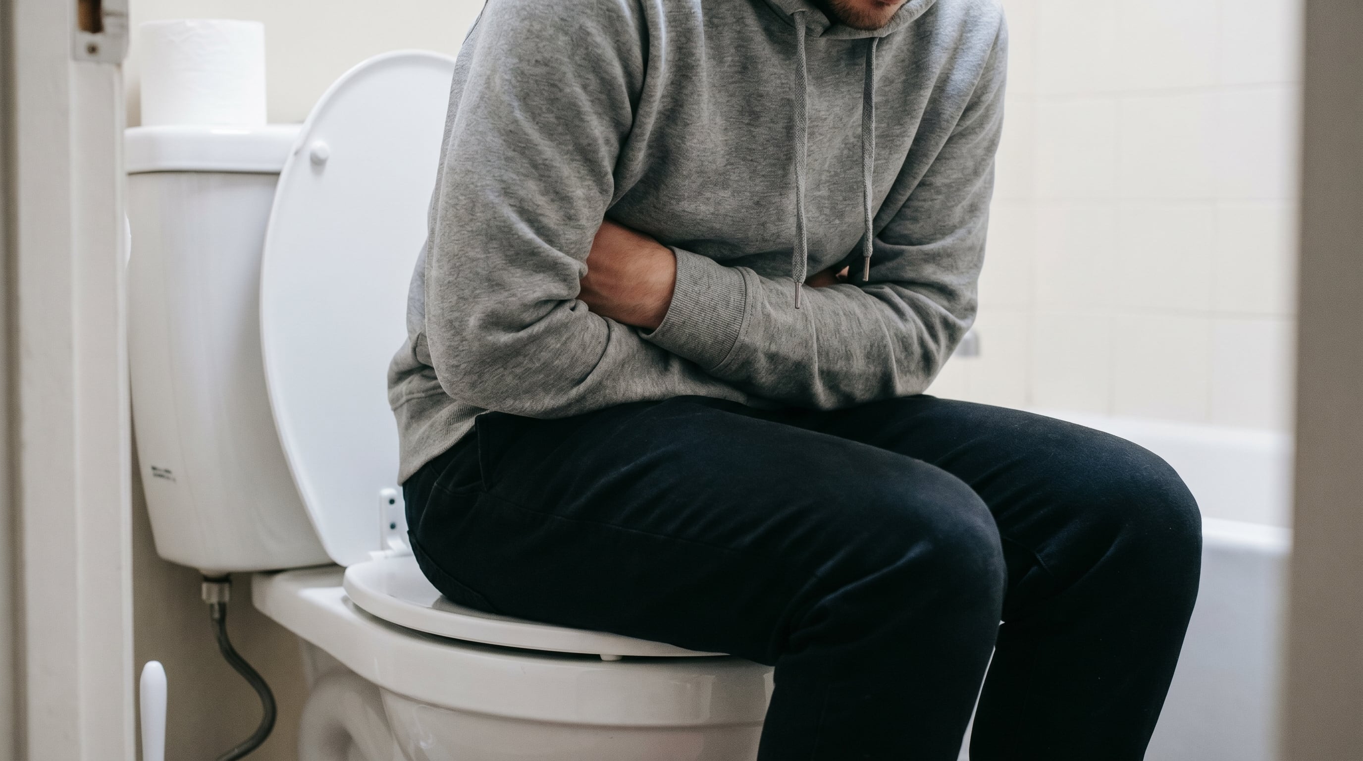 Las principales causas de las hemorroides incluyen esfuerzo al defecar, estreñimiento, permanecer mucho tiempo sentado y el embarazo (Imagen Ilustrativa Infobae)