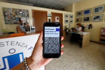 Una empleada muestra su "Green