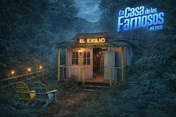Una cabaña de madera con un letrero luminoso que dice "El Exilio" en una selva, junto a dos sillas de madera, un sendero iluminado y el logo "La Casa de los Famosos México".