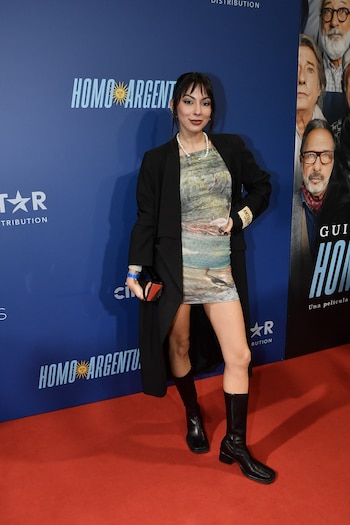 La actriz Lara Gianina posó en la alfombra roja en la Avant Premiere de Homo Argentum