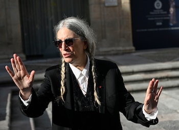 La cantante estadounidense Patti Smith llega este domingo a la ciudad española de Oviedo, donde el viernes próximo recogerá el Premio Princesa de Asturias de las Artes 2026. EFE/ Eloy Alonso