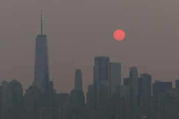 Estados Unidos podría enfrentar una mala calidad del aire que amenazaría la salud de aproximadamente 125 millones de ciudadanos (REUTERS/Bjoern Kils/New York Media Boat)