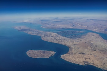 Uma vista aérea da costa iraniana e da ilha Qeshm no Estreito de Ormuz, 10 de dezembro de 2023 (REUTERS/Stringer/Foto de arquivo)