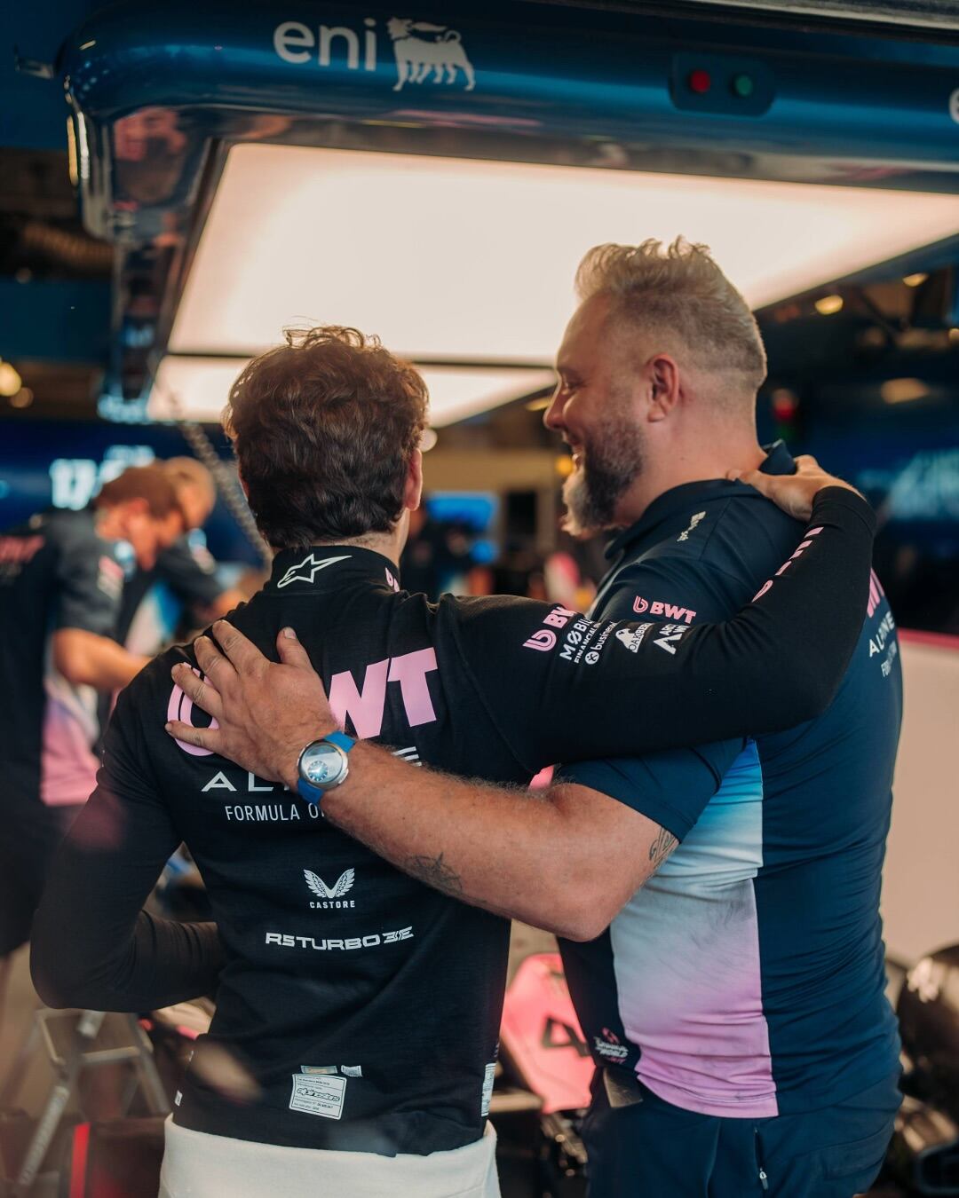 Franco le agradece a uno de los mecánicos (@AlpineF1Team)