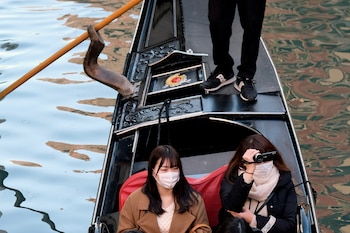 Turistas con mascarillas en Venecia