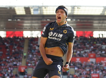 Tras pasar a otro equipo de la Premie League y una aparatosa lesión que lo obligó a salir de las canchas por un tiempo, Raúl colverá como nuevo refuerzo del Wolverhampton. REUTERS/David Klein
