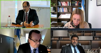 Pantalla dividida en cuatro mostrando una videollamada con cuatro participantes. Cada persona está en una oficina, con fondos de estanterías y una bandera argentina