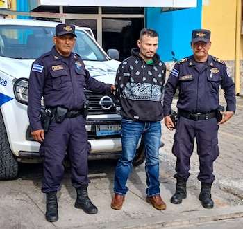 Equipo policial en el aeropuerto internacional de El Salvador tras la captura de un hombre buscado por la justicia desde hace casi dos décadas. (Foto cortesía Policía Nacional Civil)