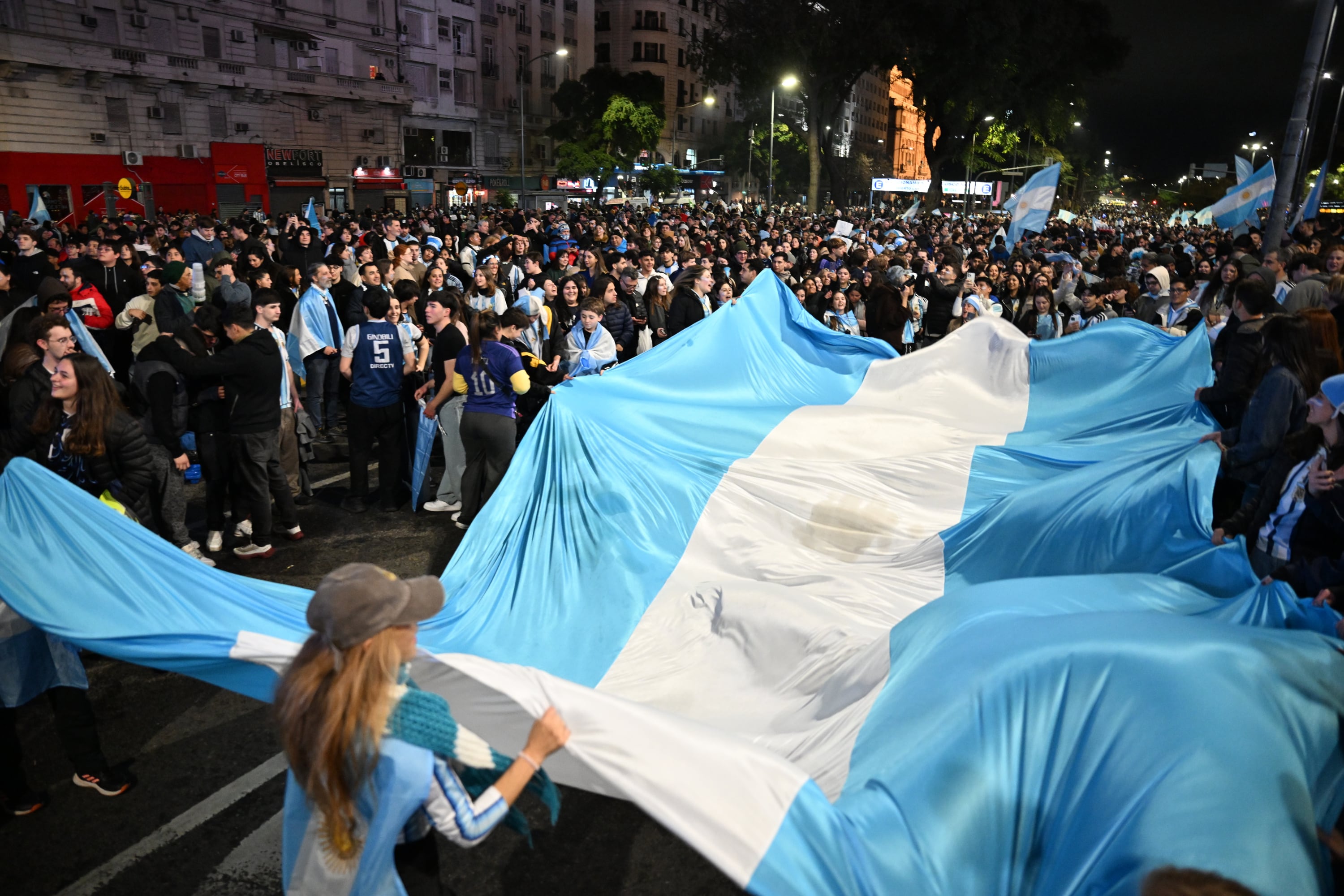 Las calles de Buenos Aires se llenaron de banderas