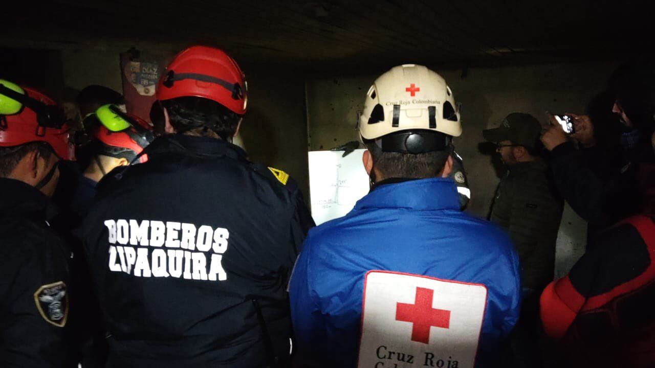 Tres mineros permanecen atrapados bajo tierra tras una explosión en una mina clausurada. La acumulación de gases y un colapso parcial dificultan las labores de rescate en el lugar - crédito @JorgeEmilioRey / X