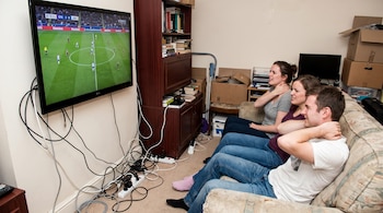 cables - TV - pared - agujeros - televisor - tecnología - 30 de junio