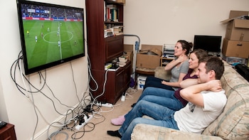 Guía definitiva para camuflar los cables del televisor: hacer agujeros o instalar canaletas adhesivas