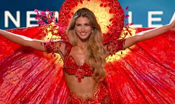 Alessia Rovegno en traje típico